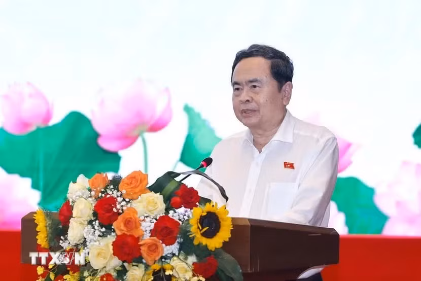 Chủ tịch Quốc hội lưu ý, các cơ quan báo chí cần đẩy mạnh chuyển đổi số, ứng dụng trí tuệ nhân tạo, xây dựng các cơ quan báo chí chuyên nghiệp, nhân văn, hiện đại
