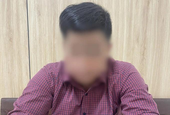 Đối tượng được triệu tập bước đầu thừa nhận hành vi sàm sỡ các nữ sinh đi làm thêm ở cơ sở do đối tượng làm chủ. Ảnh: Công an Đà Nẵng Đối tượng được triệu tập bước đầu thừa nhận hành vi sàm sỡ các nữ sinh đi làm thêm ở cơ sở do đối tượng làm chủ. Ảnh: Công an Đà Nẵng