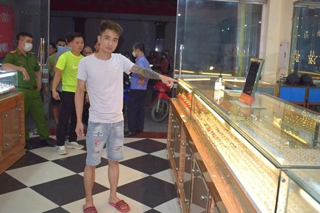 Cảnh sát đưa Giáp đến hiện trường nơi gây án. Ảnh: Công an Vĩnh Phúc