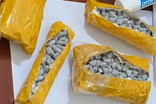 Viên nén màu xám nghi ma túy tổng hợp đang bị công an thu giữ để giám định. Ảnh: Zing