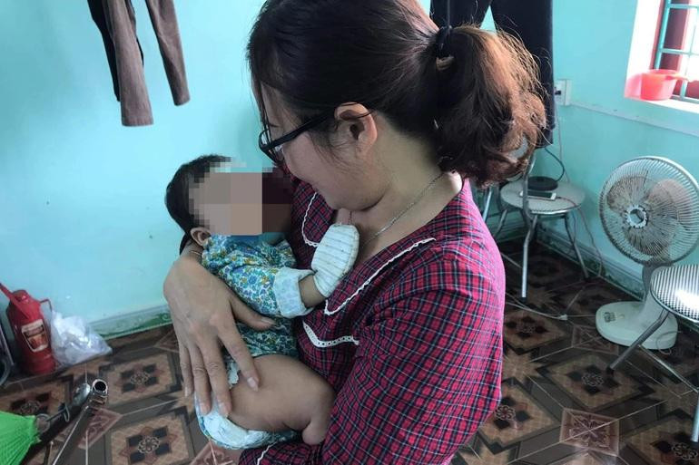 Cháu bé bị bỏ rơi hiện đang được chính quyền địa phương chăm sóc. Ảnh: Dân Trí