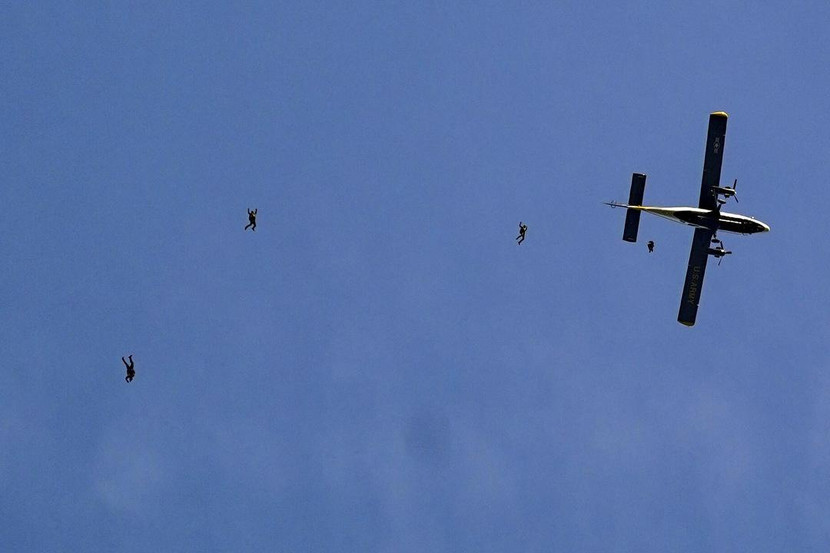 Các thành viên đội Golden Knights nhảy dù từ máy bay ở Thủ đô Washington của Mỹ hôm 20-4-2022