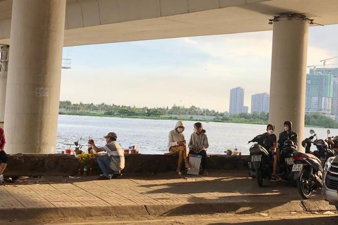 Khu vực chân cầu Thủ Thiêm phát hiện thi thể người phụ nữ. Ảnh: Zing