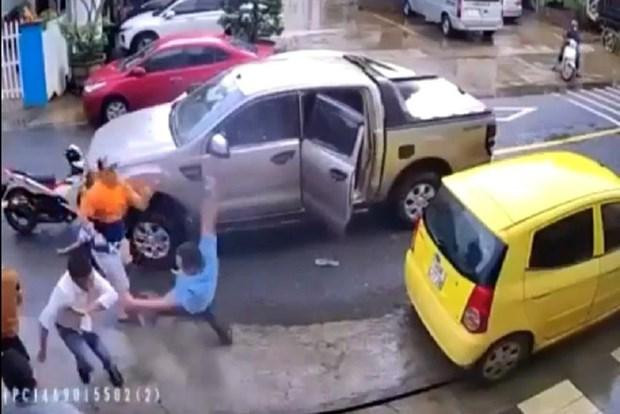 Hai nhóm nhau trên đường khiến 2 người bị đánh bất tỉnh. Ảnh cắt từ clip
