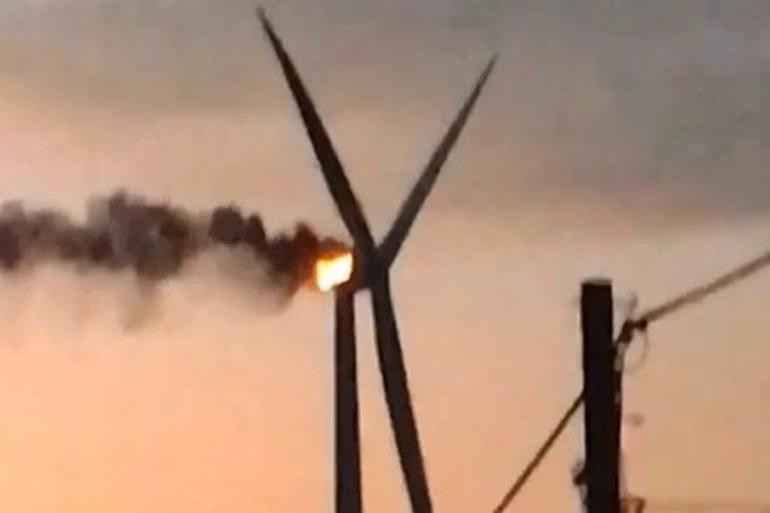 Trụ điện gió bốc cháy ngùn ngụt. Ảnh: Dân Trí