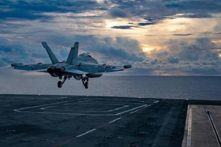 Máy bay EA-18G Growler được phóng từ tàu sân bay USS Ronald Reagan của Mỹ Máy bay EA-18G Growler được phóng từ tàu sân bay USS Ronald Reagan của Mỹ