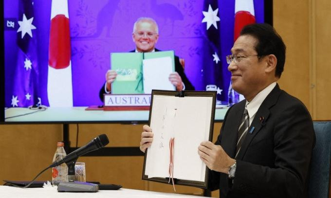 Thủ tướng Nhật Bản và Thủ tướng Australia trong lễ ký thỏa thuận hợp tác quốc phòng