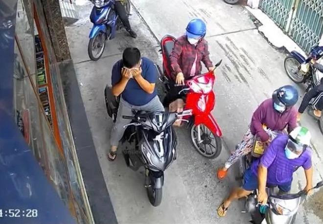 Nạn nhân bị dính hơi cay nên không thể truy đuổi. Ảnh: Zing