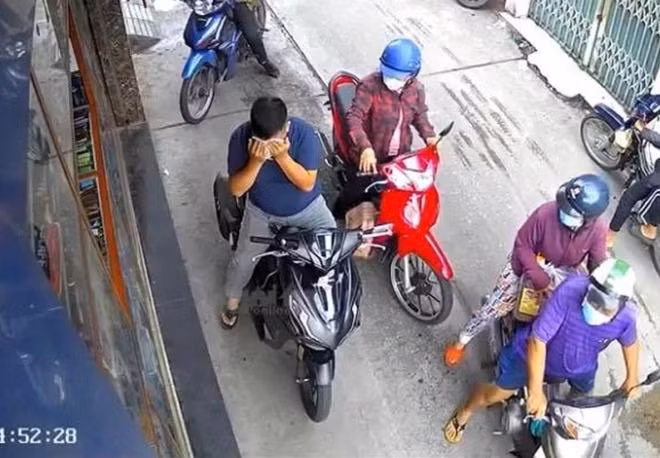 Nạn nhân bị dính hơi cay nên không thể truy đuổi. Ảnh: Zing Nạn nhân bị dính hơi cay nên không thể truy đuổi. Ảnh: Zing