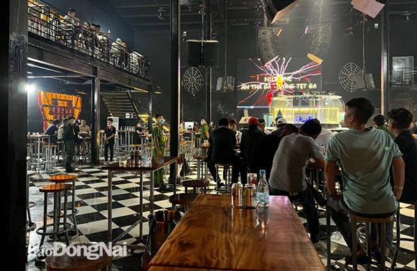 Lực lượng công an kiểm tra bên trong quán Nice Beer Club. Ảnh: Công an cung cấp/baodongnai