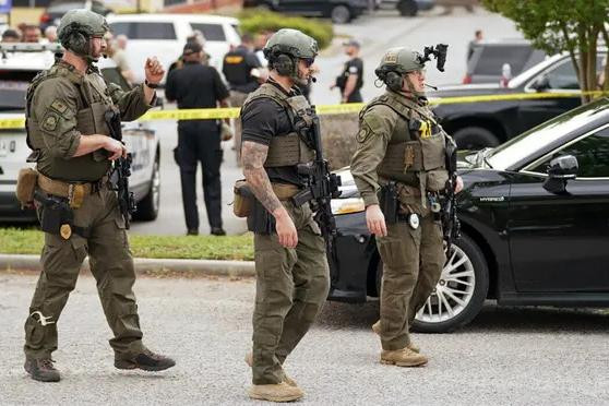 Cảnh sát phong tỏa hiện trường vụ nổ súng Cảnh sát phong tỏa hiện trường vụ nổ súng