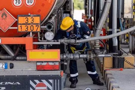 Nhà máy lọc dầu Duna ở Szazhalombatta, Hungary