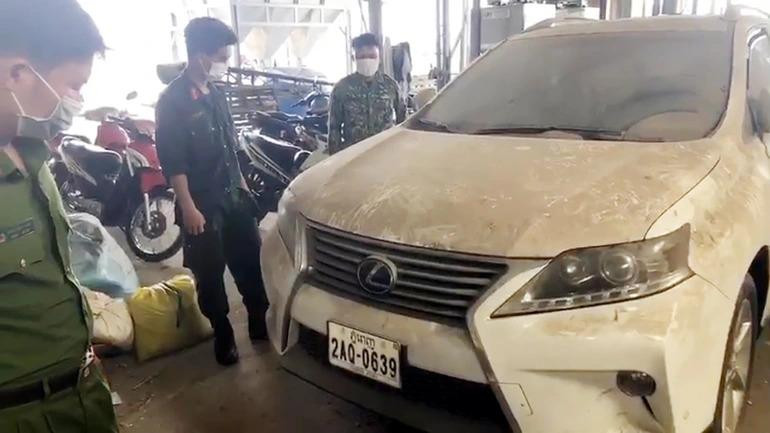Chiếc xe Lexus RX 350 mang biển kiểm soát Campuchia, tính giá thời điểm hiện tại khoảng 3 tỷ đồng, được phát hiện tại kho hàng. Ảnh: Dân Trí