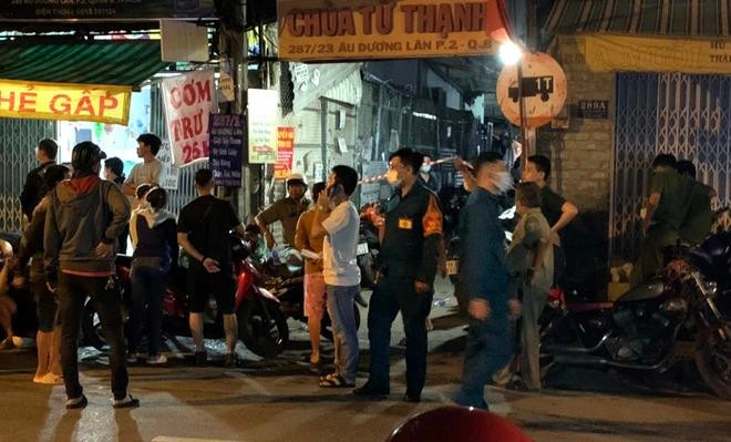 Cảnh sát phong tỏa hiện trường vụ nam thanh niên tử vong. Ảnh: Zing