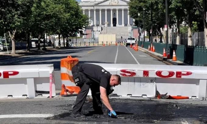 Cảnh sát kiểm tra hiện trường vụ việc Cảnh sát kiểm tra hiện trường vụ việc