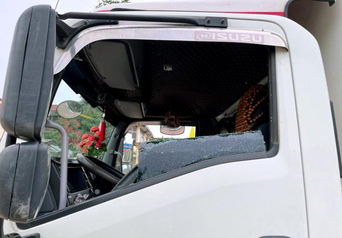 Ôtô tải bị Lý ném vỡ kính chắn gió bên trái. Ảnh: Công an cung cấp Ôtô tải bị Lý ném vỡ kính chắn gió bên trái. Ảnh: Công an cung cấp