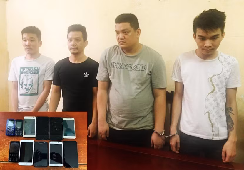 4 đối tượng tại cơ quan công an cùng tang vật vụ án. Ảnh: Công an Thanh Hóa