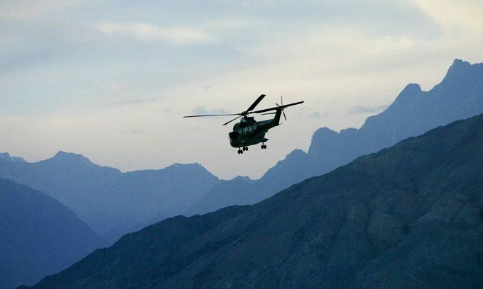 Trực thăng quân sự bay trên dãy núi Karokoram, vùng Hunza, Pakistan Trực thăng quân sự bay trên dãy núi Karokoram, vùng Hunza, Pakistan