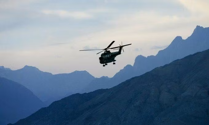 Trực thăng quân sự bay trên dãy núi Karokoram, vùng Hunza, Pakistan