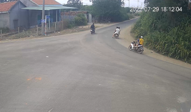 Các đối tượng đi xe máy mang theo hung khí đến “điểm hẹn” hỗn chiến. Ảnh: Zing Các đối tượng đi xe máy mang theo hung khí đến “điểm hẹn” hỗn chiến. Ảnh: Zing