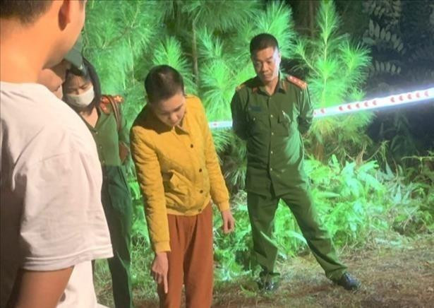 Bị can Nguyễn Thị Khuê trong buổi thực nghiệm điều tra vụ án. Ảnh: Zing Bị can Nguyễn Thị Khuê trong buổi thực nghiệm điều tra vụ án. Ảnh: Zing