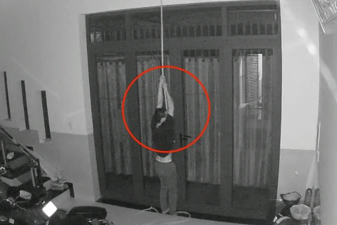 Kẻ trộm đu dây ống nước vào nhà. Ảnh cắt từ clip