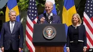 Tổng thống Mỹ Joe Biden (giữa) trong cuộc họp báo sau cuộc gặp với Thủ tướng Thụy Điển Magdalena Andersson (phải) và Tổng thống Phần Lan Sauli Niinisto tại Nhà Trắng, ngày 19-5-2022