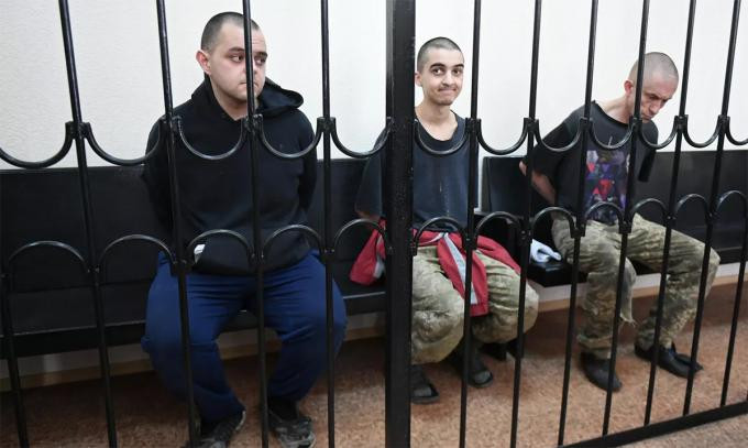 Ba người nước ngoài trong phòng xử án tại thành phố Donetsk, miền Đông Ukraine Ba người nước ngoài trong phòng xử án tại thành phố Donetsk, miền Đông Ukraine