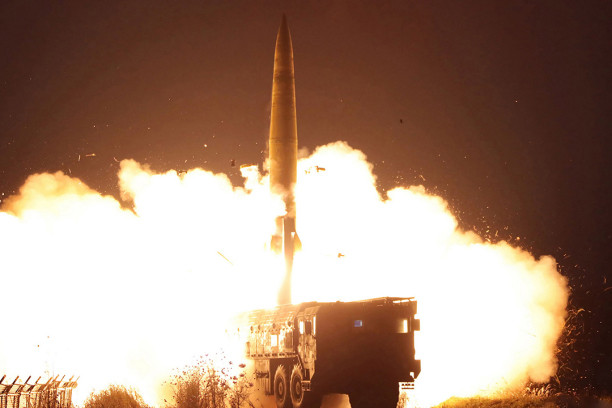 Tên lửa đạn đạo tầm ngắn Triều Tiên rời bệ phóng trong cuộc tập trận hồi tháng 10-2022