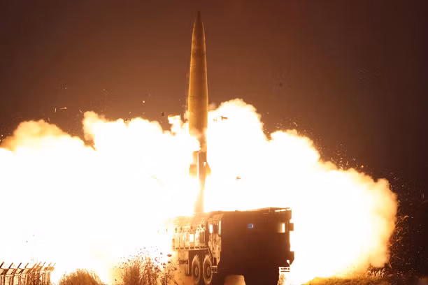 Tên lửa đạn đạo tầm ngắn Triều Tiên rời bệ phóng trong cuộc tập trận hồi tháng 10-2022