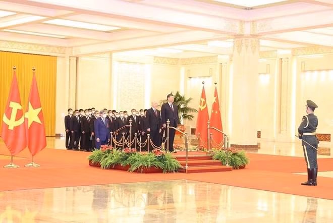 Tổng Bí thư Nguyễn Phú Trọng và Tổng Bí thư, Chủ tịch Trung Quốc Tập Cận Bình duyệt đội danh dự (Ảnh: Trí Dũng/ TTXVN)
