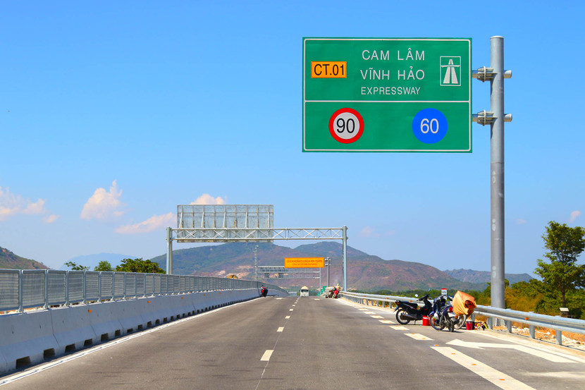 Cao tốc Cam Lâm- Vĩnh Hảo lại tái diễn tình trạng bị ném đá Cao tốc Cam Lâm- Vĩnh Hảo lại tái diễn tình trạng bị ném đá