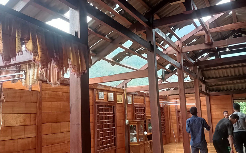 Toàn tỉnh Yên Bái có 76 ngôi nhà bị tốc mái do giông lốc vào đêm qua và rạng sáng nay 1/5 (ảnh báo YB)