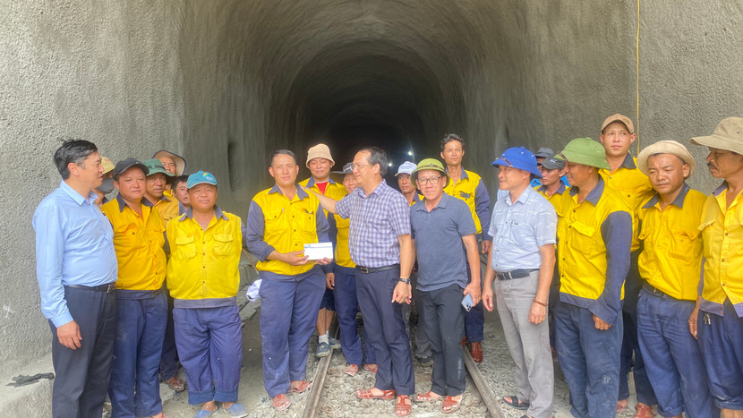 Ông Trần Anh Tuấn - Phó Tổng giám đốc Tổng công ty đường sắt tặng quà động viên công nhân ngay sau khi thông hầm Chí Thạnh