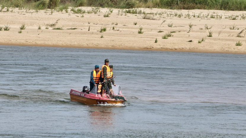 Trong ngày 16/5, lực lượng chức năng đã tích cực tìm kiếm 2 nạn nhân mất tích trong vụ lật thuyền trên sông Ba vào tối 15/5 Trong ngày 16/5, lực lượng chức năng đã tích cực tìm kiếm 2 nạn nhân mất tích trong vụ lật thuyền trên sông Ba vào tối 15/5