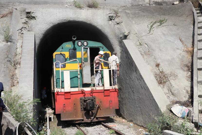 Đưa máy móc vào khắc phục sự cố sạt lở hầm đường sắt Chí Thạnh Đưa máy móc vào khắc phục sự cố sạt lở hầm đường sắt Chí Thạnh