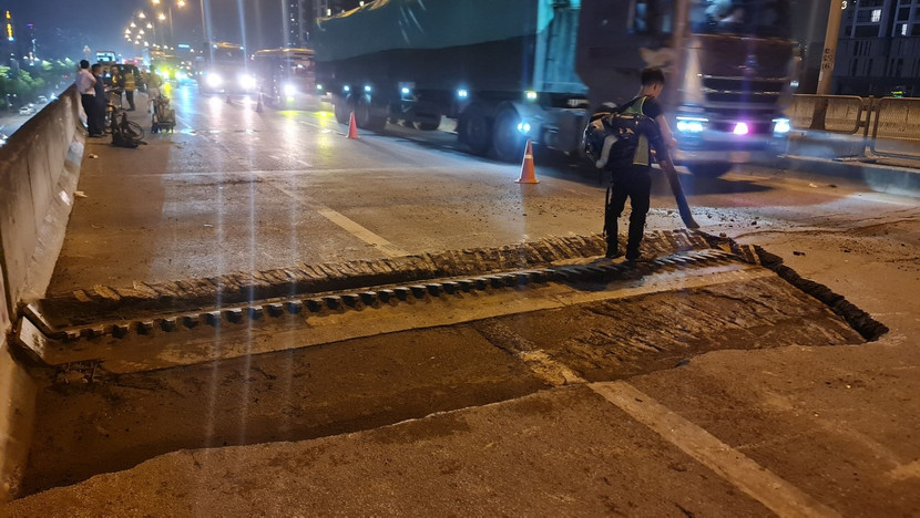 Công nhân thi công vuốt nối các khe co giãn vào đêm qua, rạng sáng nay 8/5