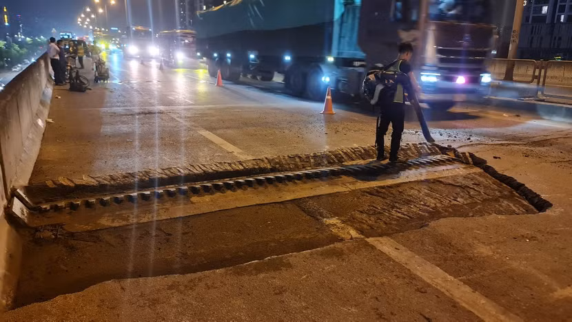 Công nhân thi công vuốt nối các khe co giãn vào đêm qua, rạng sáng nay 8/5 Công nhân thi công vuốt nối các khe co giãn vào đêm qua, rạng sáng nay 8/5