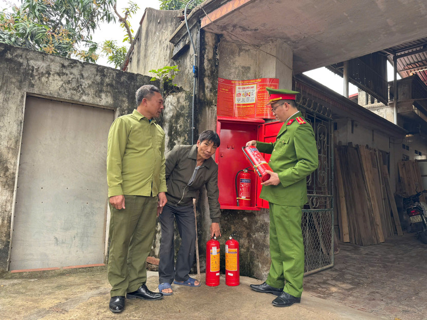 Đại úy Nguyễn Ngọc Quỳnh hướng dẫn người dân sử dụng thiết bị PCCC