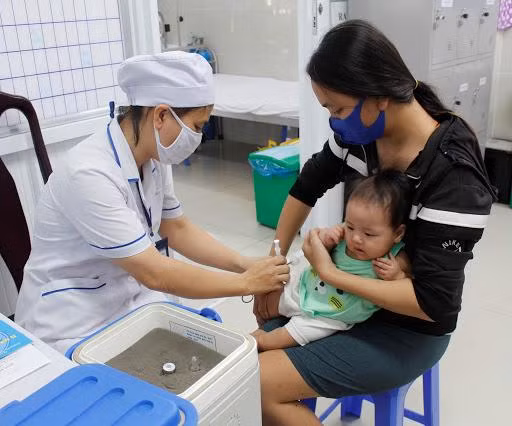 Cha mẹ lưu ý, nên cho trẻ đi tiêm phòng đầy đủ để phòng các bệnh