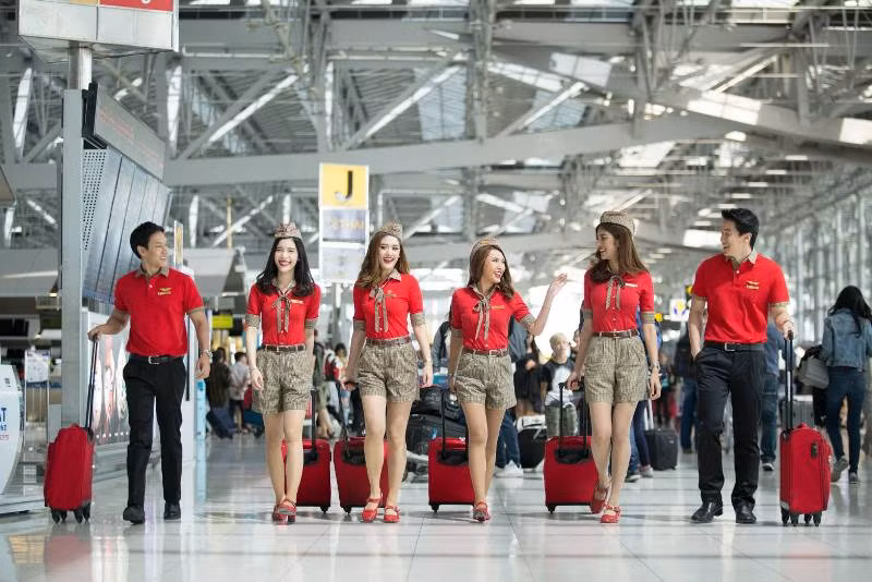 Đoàn tiếp viên Vietjet Thái Lan tại sân bay quốc tế Suvarnabhumi, Bangkok