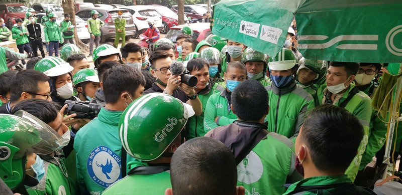 Sáng 10/12, hàng trăm lái xe GrabBike ở Hà Nội lại tập trung về Văn phòng của Grab tại Duy Tân, Cầu Giấy để theo dõi buổi đối thoại Sáng 10/12, hàng trăm lái xe GrabBike ở Hà Nội lại tập trung về Văn phòng của Grab tại Duy Tân, Cầu Giấy để theo dõi buổi đối thoại