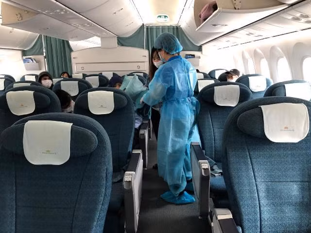 Mọi công dân, hành khách, chuyên gia nhập cảnh vào Việt Nam đều phải cách ly tập trung và lấy mẫu xét nghiệm