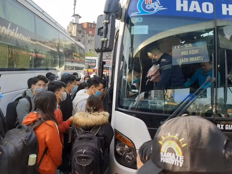 Người dân chen nhau lên xe hy vọng có được chỗ ngồi để di chuyển về quê nghỉ Tết Dương lịch Người dân chen nhau lên xe hy vọng có được chỗ ngồi để di chuyển về quê nghỉ Tết Dương lịch