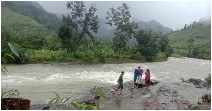 Đường lên núi Tà Giang đang bị mưa lớn, sạt lở khó tiếp cận nhóm du khách