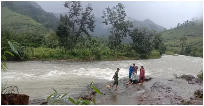 Đường lên núi Tà Giang đang bị mưa lớn, sạt lở khó tiếp cận nhóm du khách Đường lên núi Tà Giang đang bị mưa lớn, sạt lở khó tiếp cận nhóm du khách