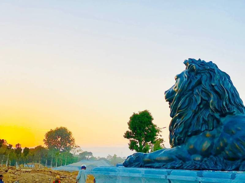 Tượng sư tử dưới chân tháp – biểu tượng cho sự uy quyền, giàu sang và mạnh mẽ Tượng sư tử dưới chân tháp – biểu tượng cho sự uy quyền, giàu sang và mạnh mẽ