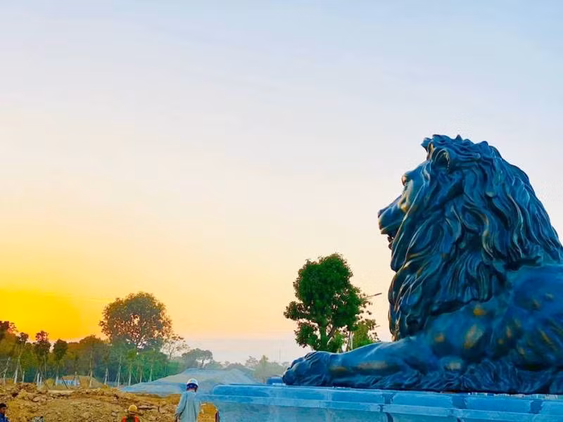 Tượng sư tử dưới chân tháp – biểu tượng cho sự uy quyền, giàu sang và mạnh mẽ