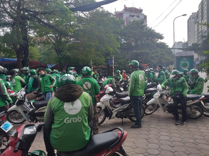 Hàng trăm lái xe GrabBike tắt ứng dụng, đổ về Duy Tân phản đối Grab ngày 7/12 Hàng trăm lái xe GrabBike tắt ứng dụng, đổ về Duy Tân phản đối Grab ngày 7/12