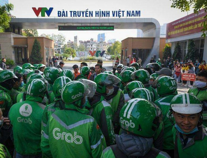 Các lái xe cũng tập trung đông tại cổng Đài THVN, Đài TNVN để gây sự chú ý và vào cuộc của công luận Các lái xe cũng tập trung đông tại cổng Đài THVN, Đài TNVN để gây sự chú ý và vào cuộc của công luận